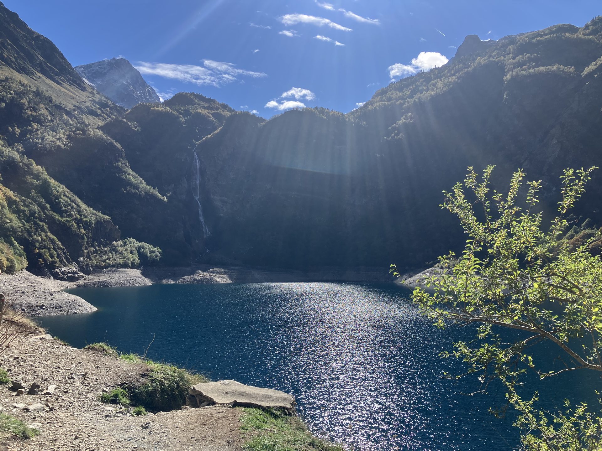 Le lac d'Oô et sa forêt aux couleurs d'automne à la mi-octobre